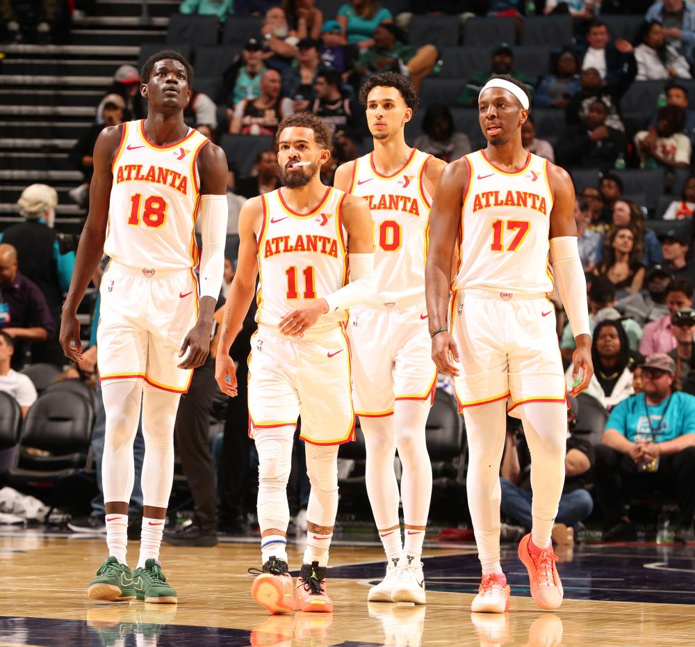 攻球员争抢 攻球员争抢