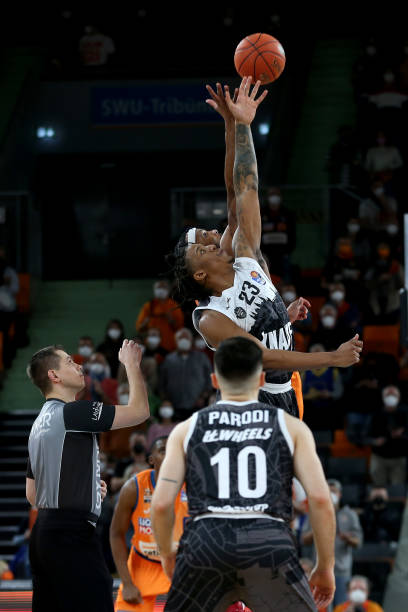 他的运球突 他的运球突