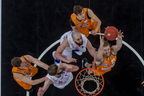 篮在场上展 篮在场上展